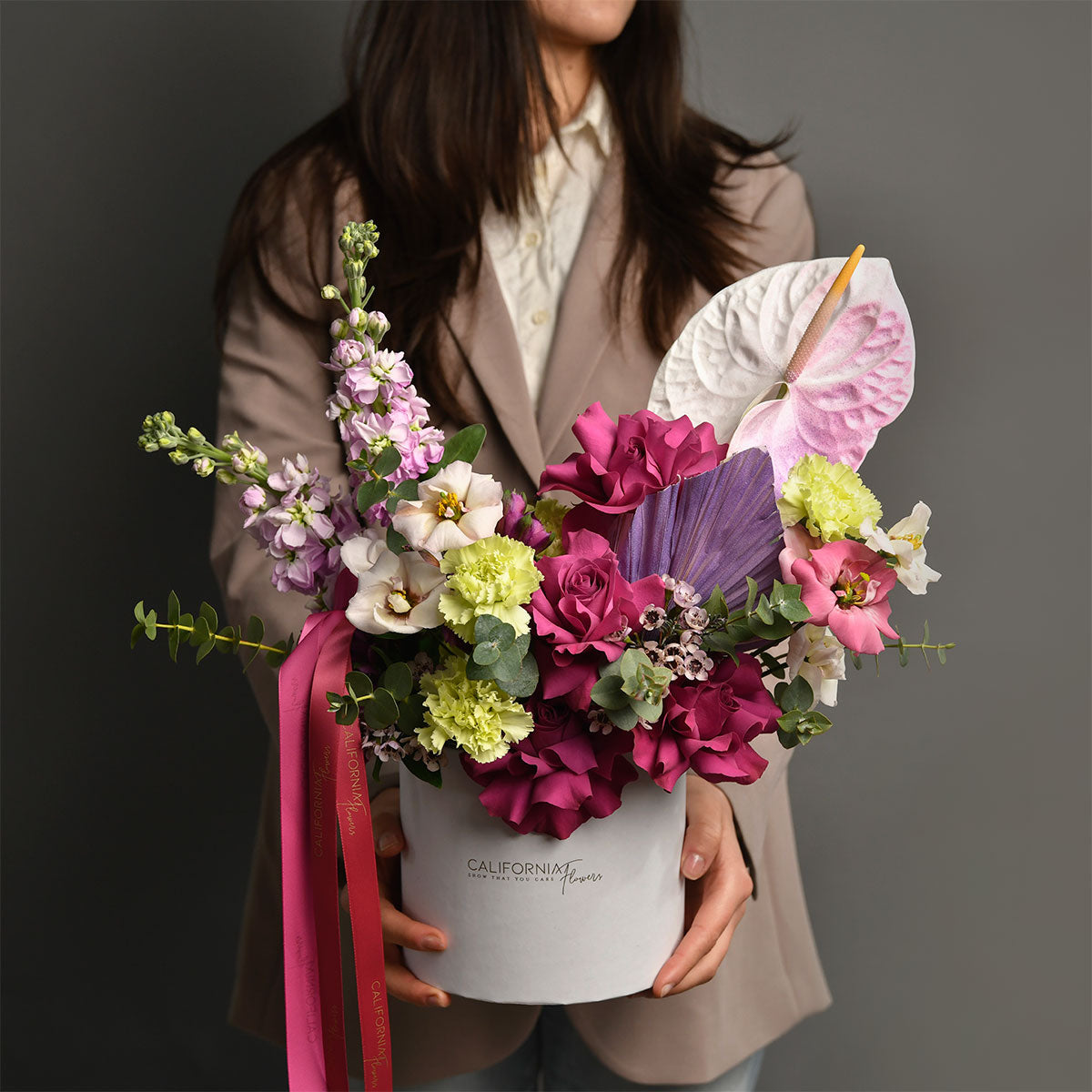 Flori de Paste - California Flowers, Aranjament floral in cutie cu matthiola, trandafiri speciali si lisianthus, californiaflowers.mom