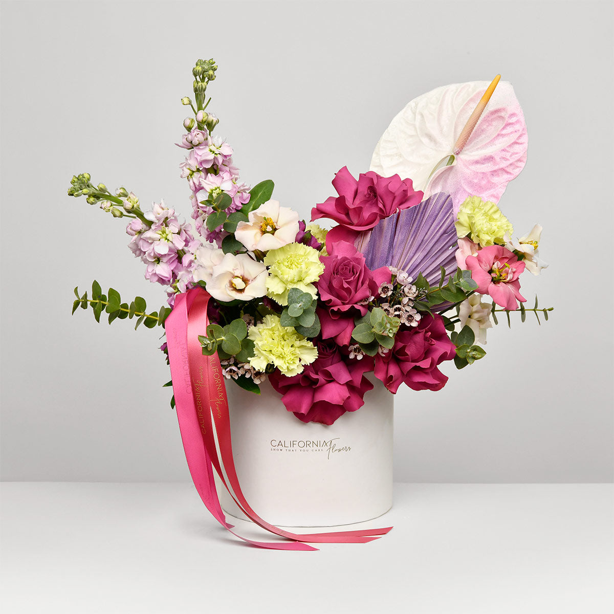 Flori de Paste - California Flowers, Aranjament floral in cutie cu matthiola, trandafiri speciali si lisianthus, californiaflowers.mom