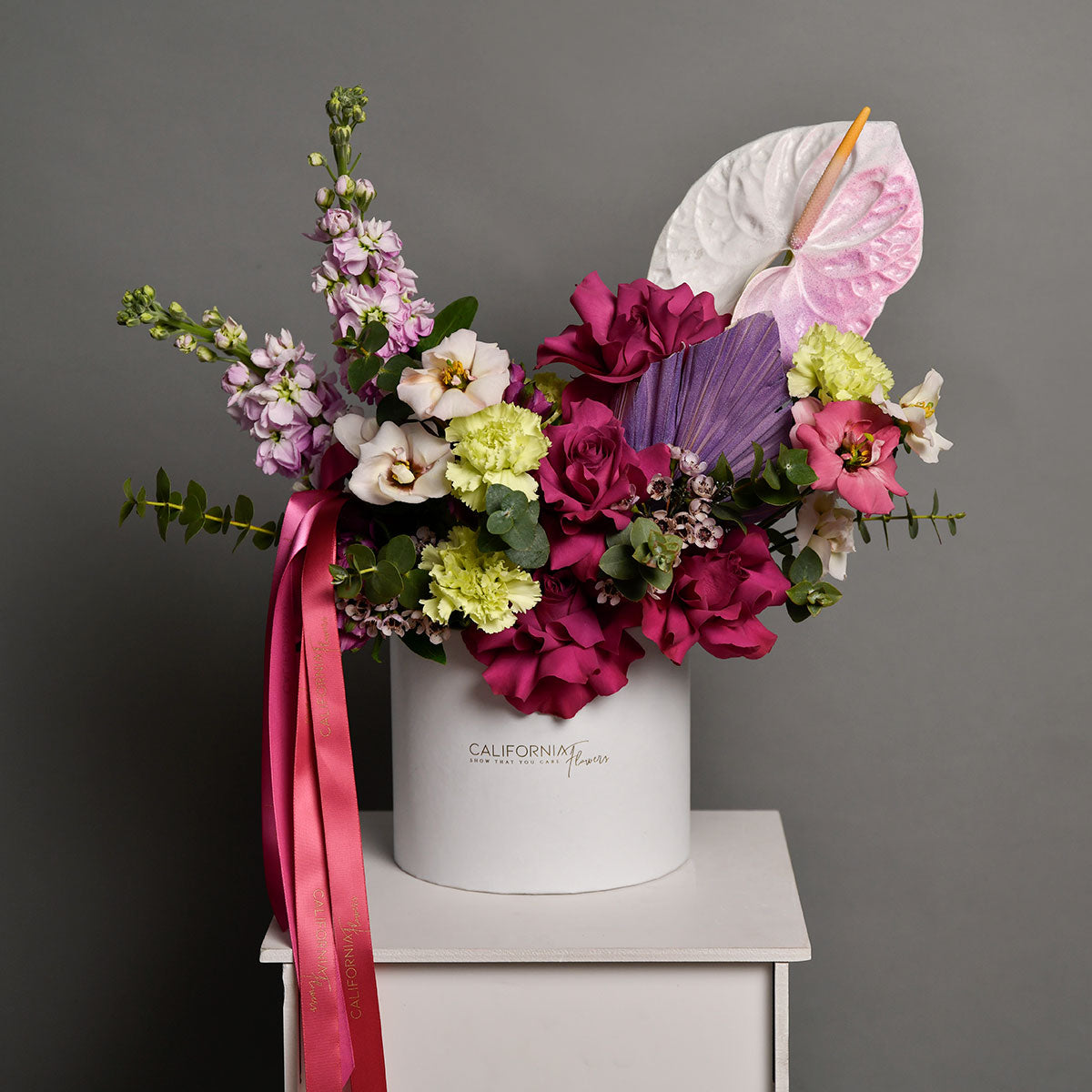 Aranjament floral in cutie cu matthiola, trandafiri speciali si lisianthus, 3, californiaflowers.mom