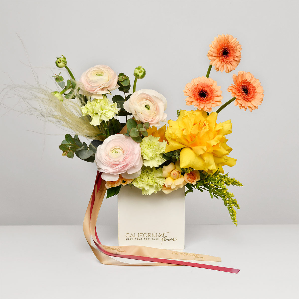 Flori de Paste - California Flowers, Aranjament floral in cutie cu ranunculus si trandafiri speciali, californiaflowers.mom