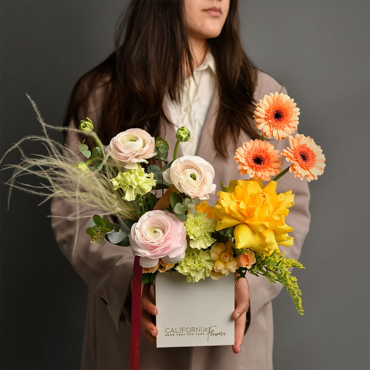 Flori de Paste - California Flowers, Aranjament floral in cutie cu ranunculus si trandafiri speciali, californiaflowers.mom