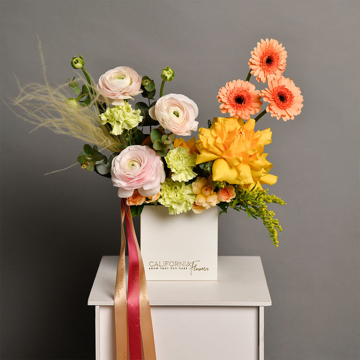 Aranjament floral in cutie cu ranunculus si trandafiri speciali, 3, californiaflowers.mom