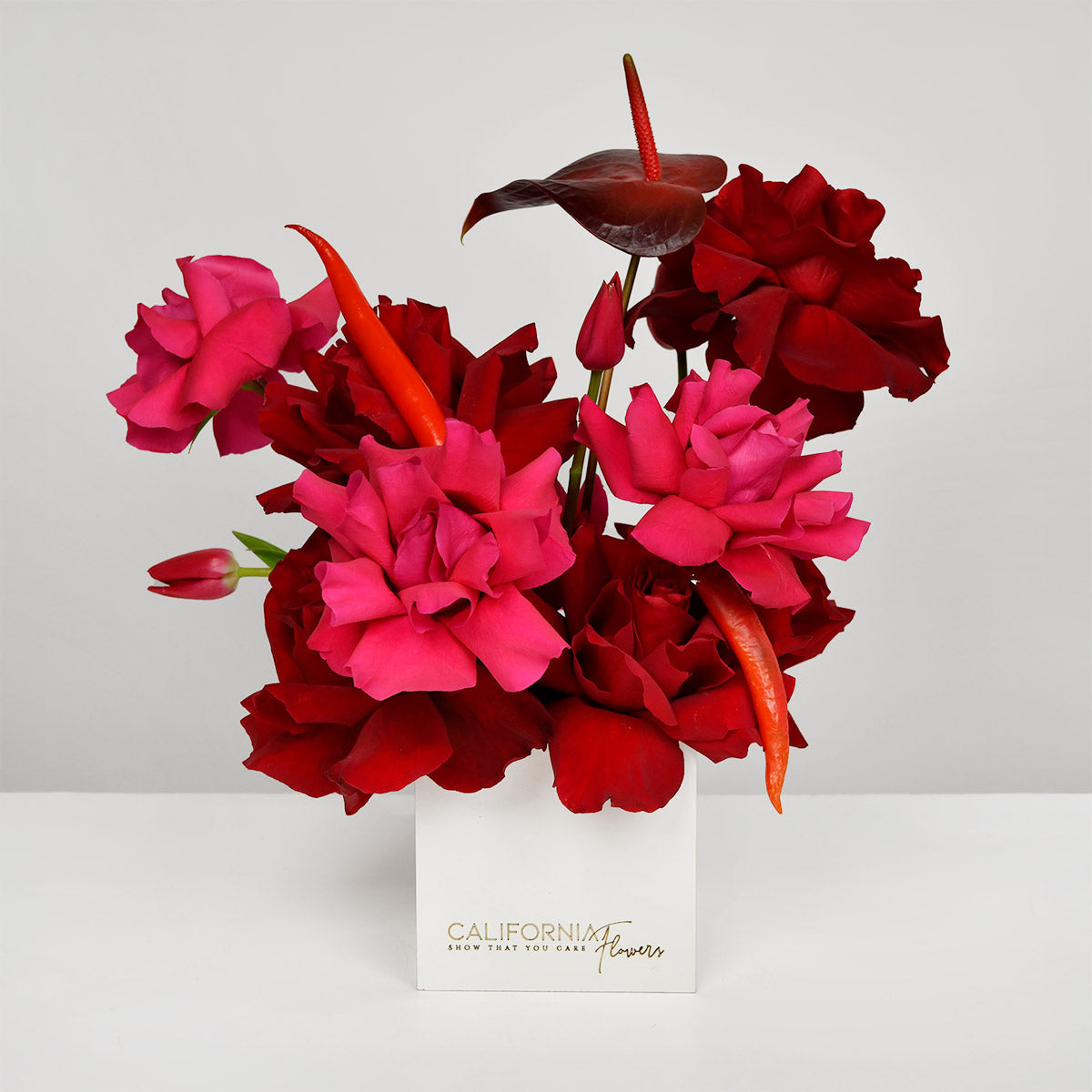 Flori de Paste - California Flowers, Aranjament floral in cutie cu trandafiri si athurium, californiaflowers.mom