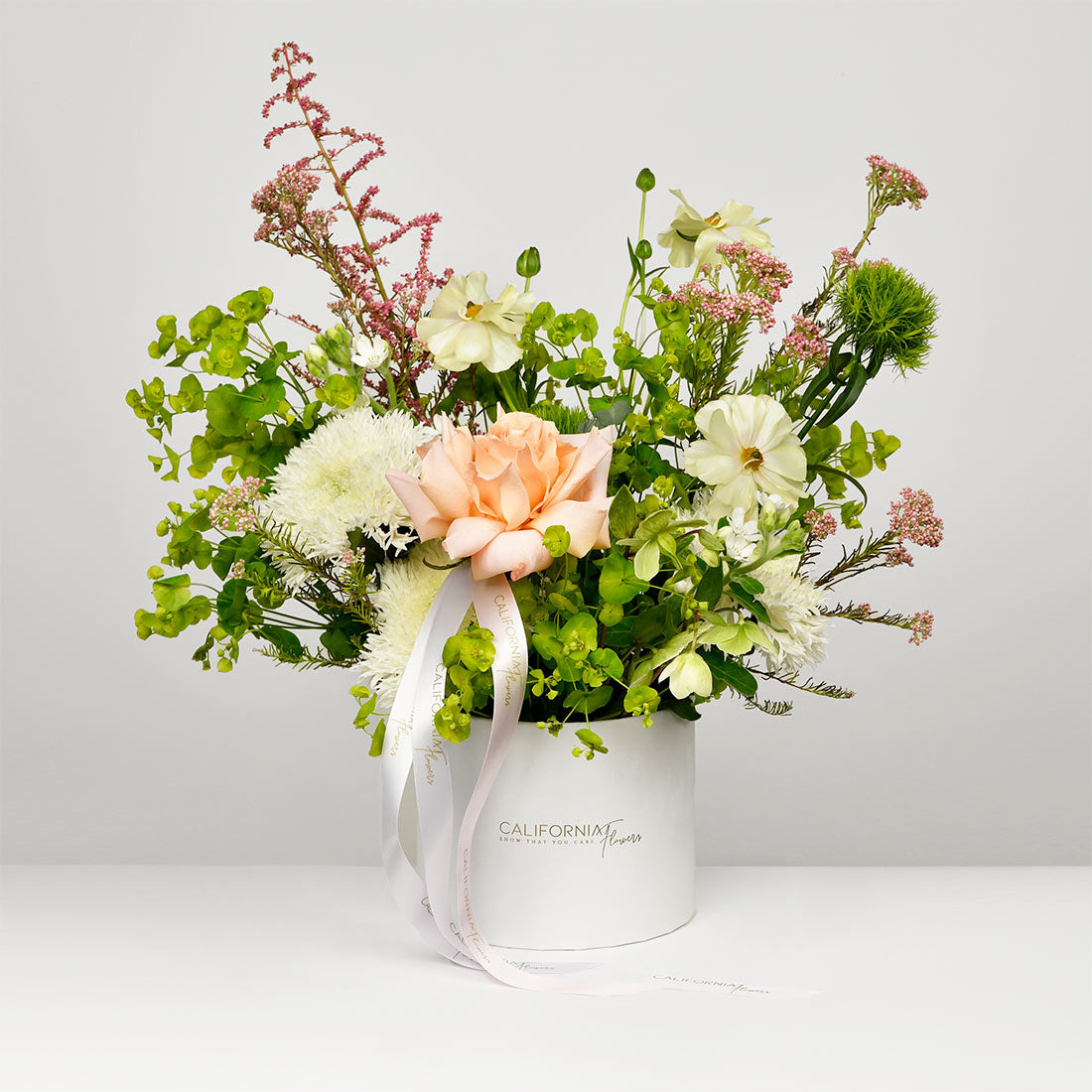 Flori de Paste - California Flowers, Aranjament floral in cutie cu trandafiri speciali, bupleurum si dianthus, californiaflowers.mom