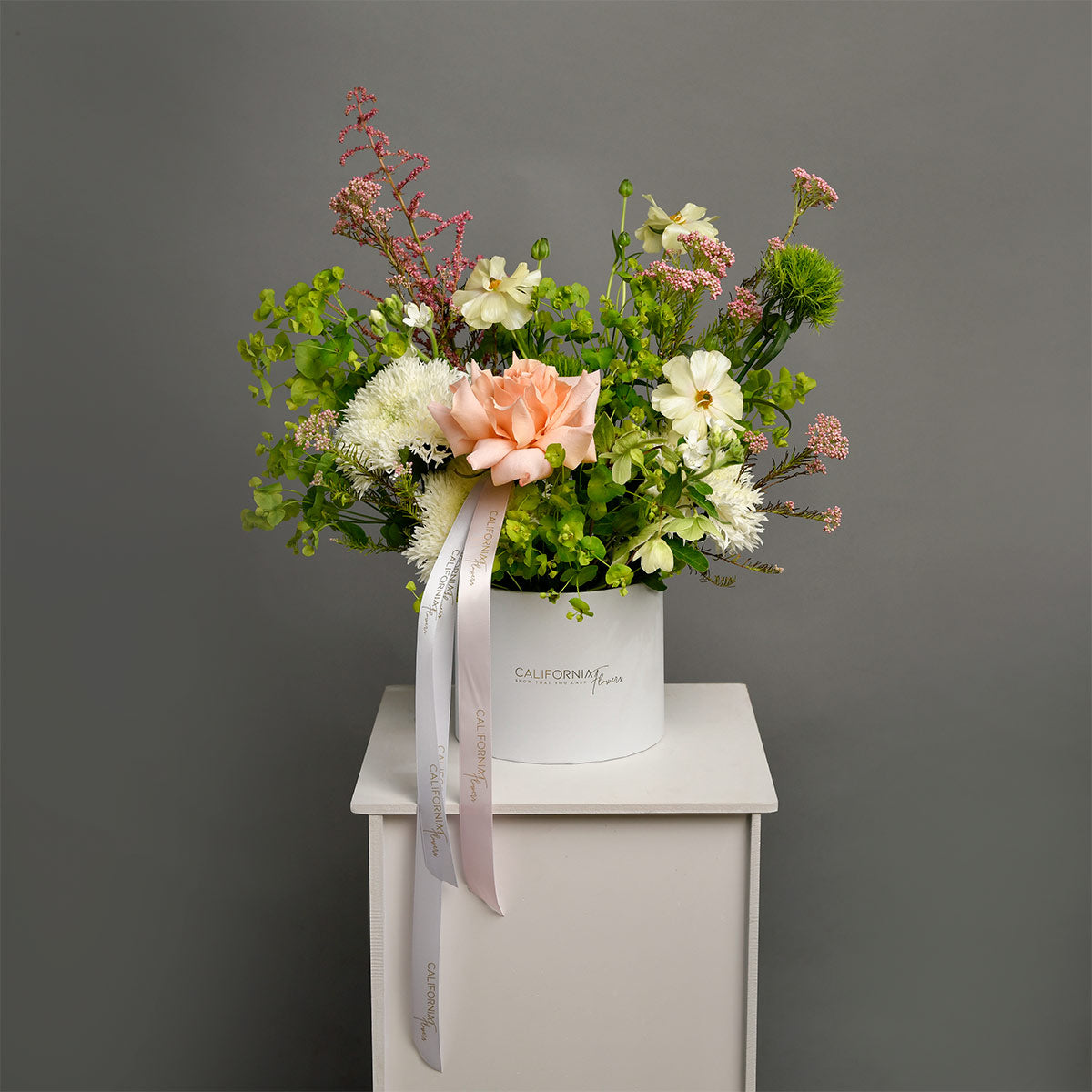 Flori de Paste - California Flowers, Aranjament floral in cutie cu trandafiri speciali, bupleurum si dianthus, californiaflowers.mom