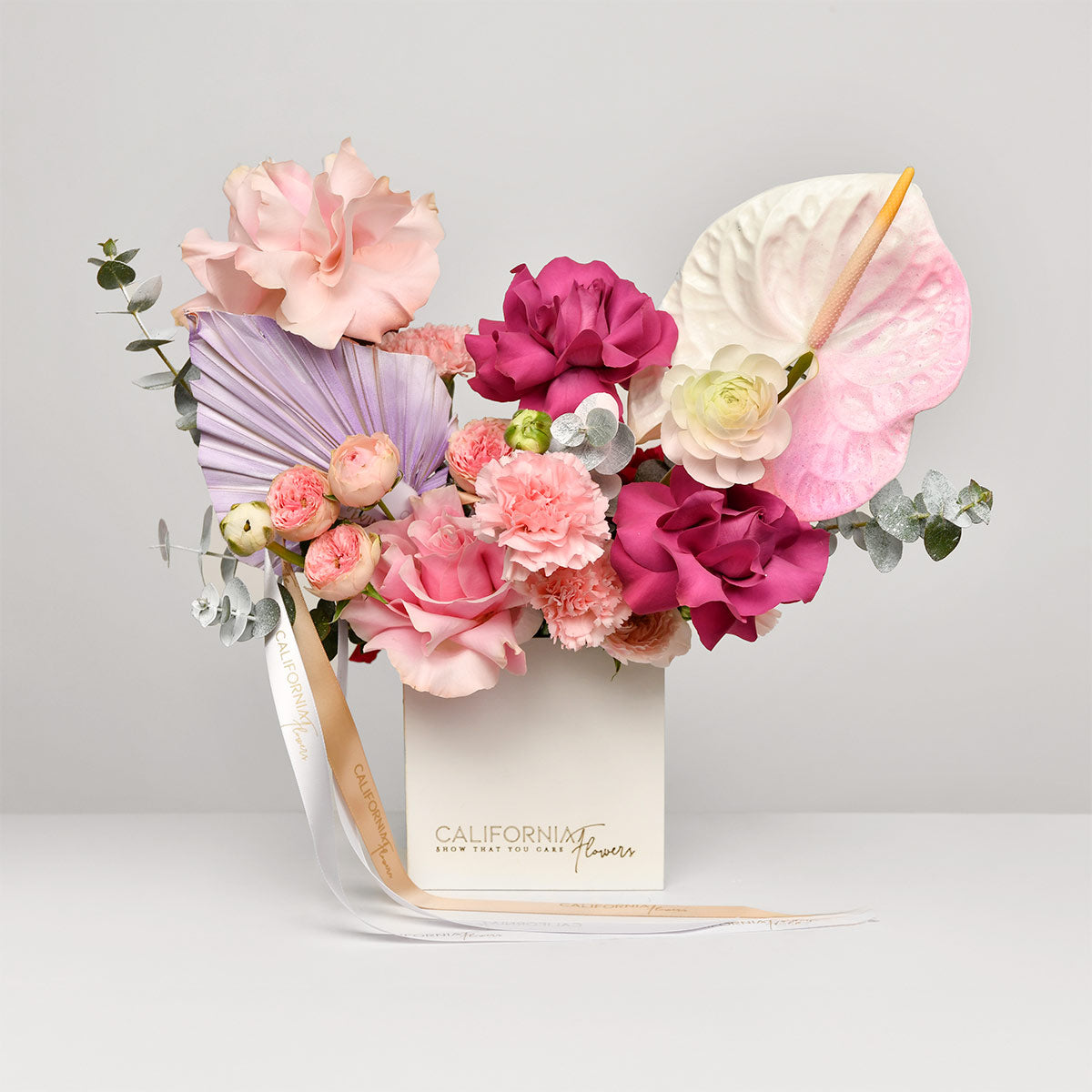 Florarie online - California Flowers ✅, Aranjament floral in cutie cu trandafiri speciali, dianthus si anthurium, californiaflowers.mom