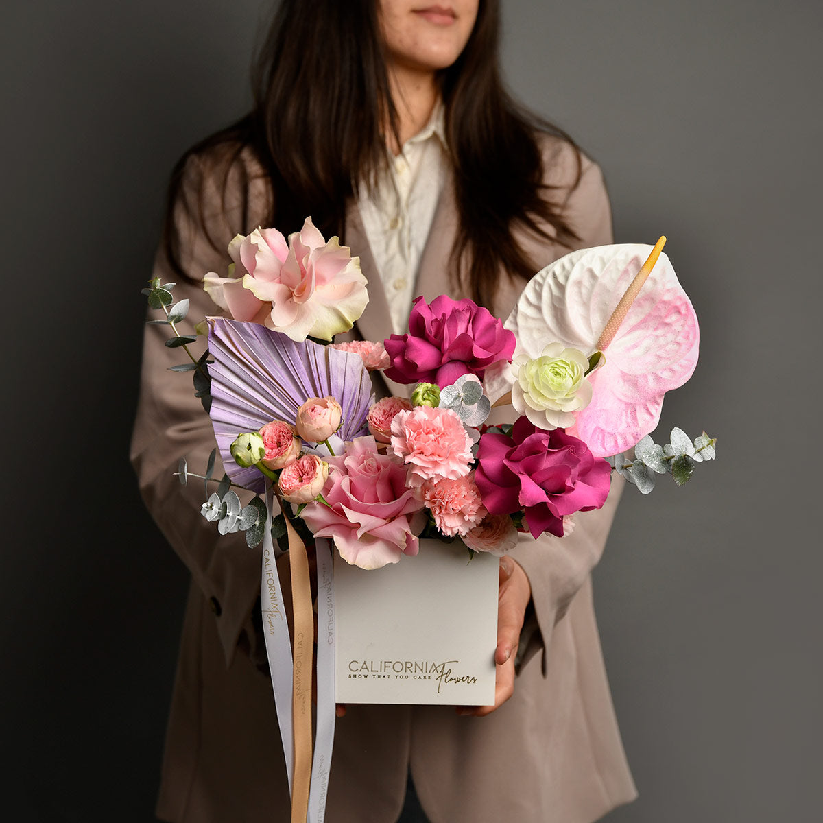 Florarie online - California Flowers ✅, Aranjament floral in cutie cu trandafiri speciali, dianthus si anthurium, californiaflowers.mom