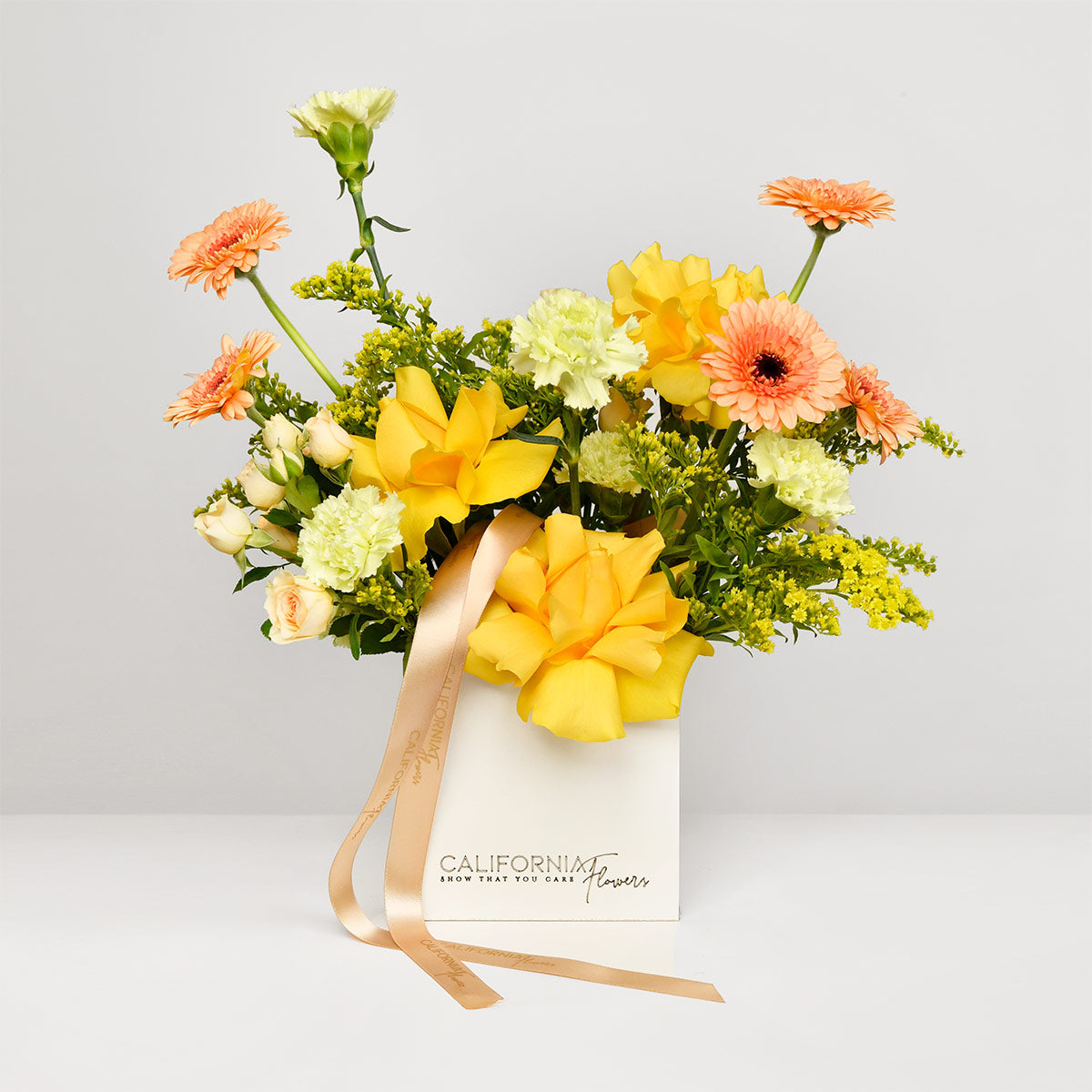 Flori de Paste - California Flowers, Aranjament floral in cutie cu trandafiri speciali, dianthus si gerbera, californiaflowers.mom