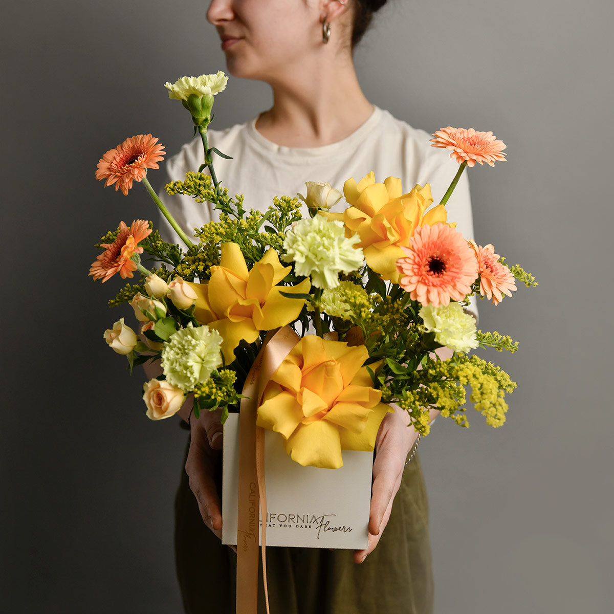 Flori de Paste - California Flowers, Aranjament floral in cutie cu trandafiri speciali, dianthus si gerbera, californiaflowers.mom