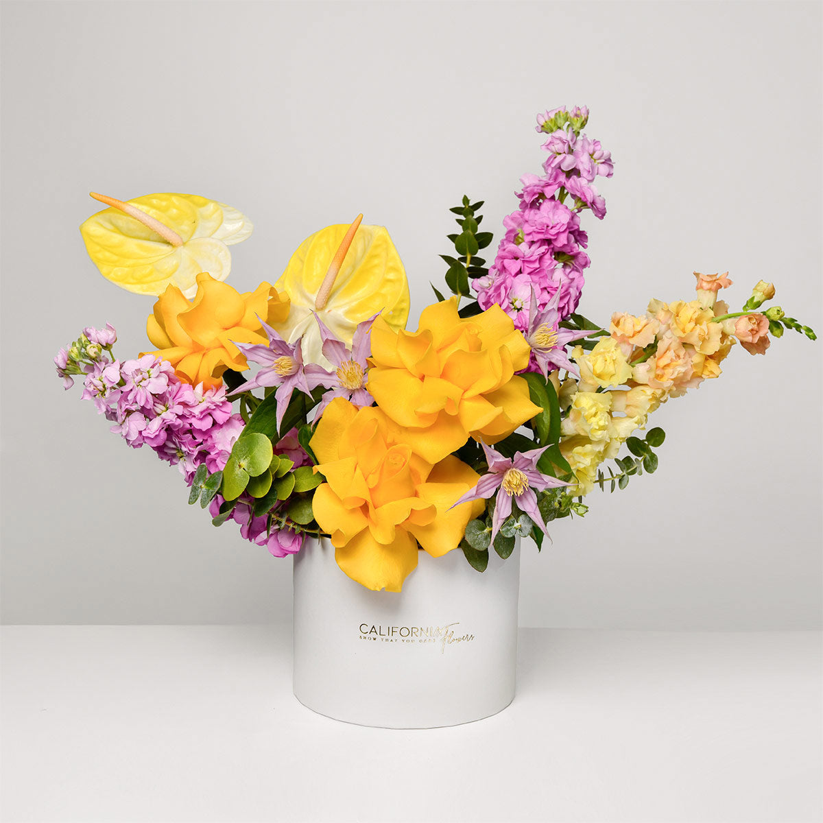 Flori de Paste - California Flowers, Aranjament floral in cutie cu trandafiri speciali galbeni, anthurium si matthiola, californiaflowers.mom