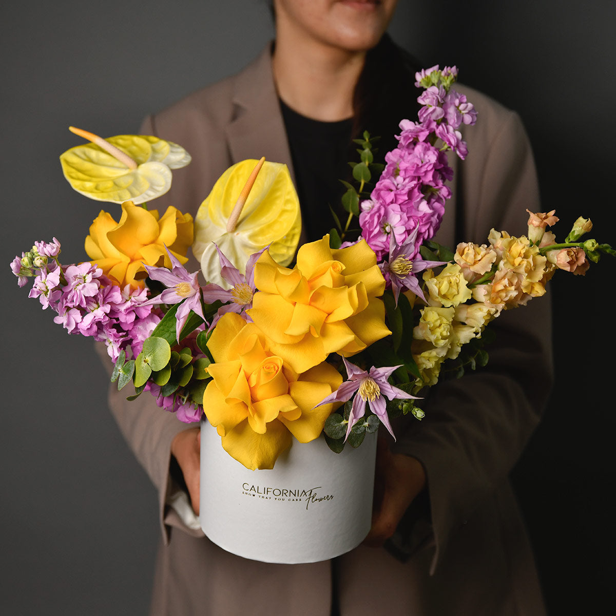 Flori de Paste - California Flowers, Aranjament floral in cutie cu trandafiri speciali galbeni, anthurium si matthiola, californiaflowers.mom