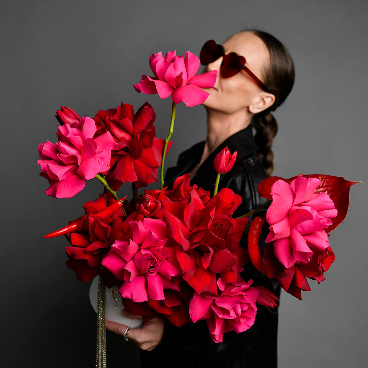 Flori de Paste - California Flowers, Aranjament floral in cutie cu trandafiri speciali, lalele si anthurium, californiaflowers.mom