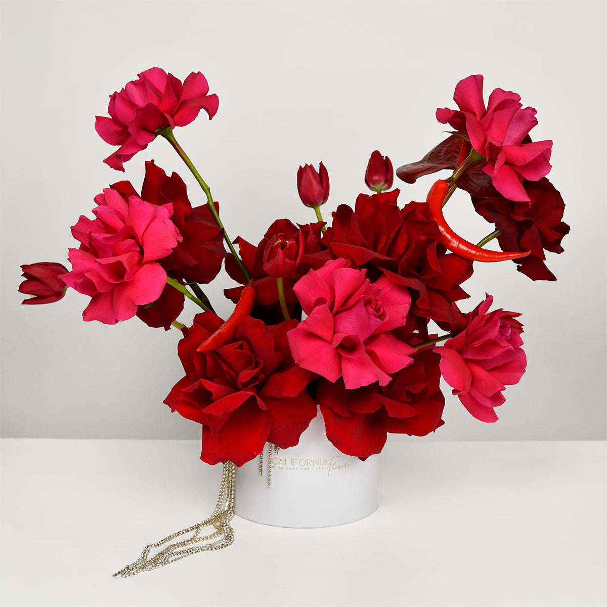 Flori de Paste - California Flowers, Aranjament floral in cutie cu trandafiri speciali, lalele si anthurium, californiaflowers.mom