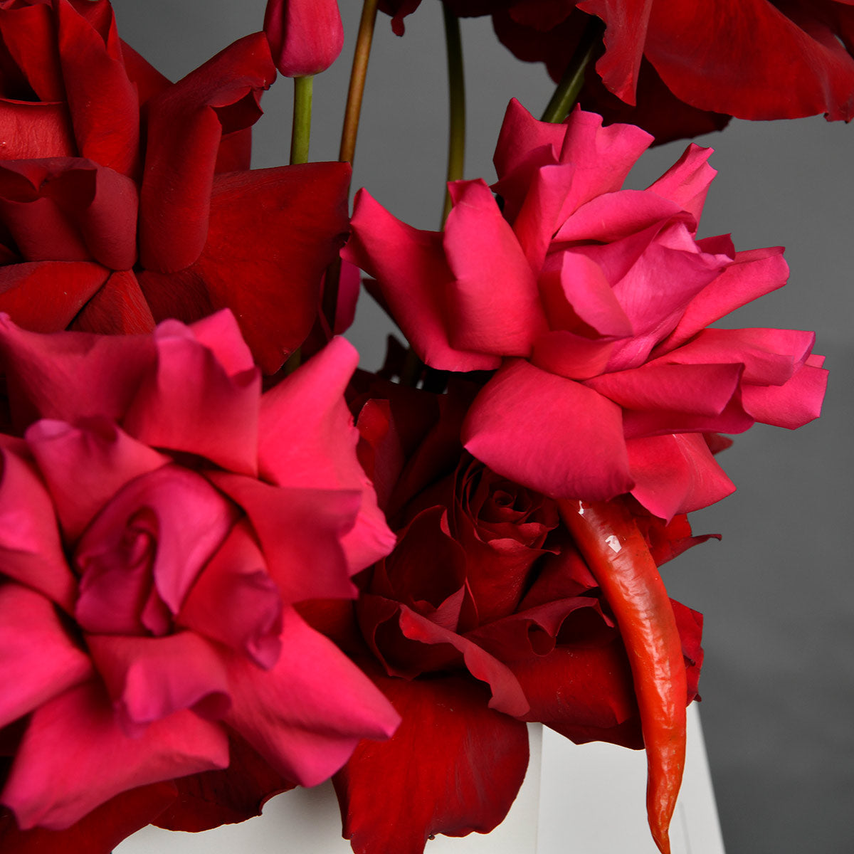 Aranjament floral in cutie cu trandafiri speciali, lalele si anthurium, 4, californiaflowers.mom
