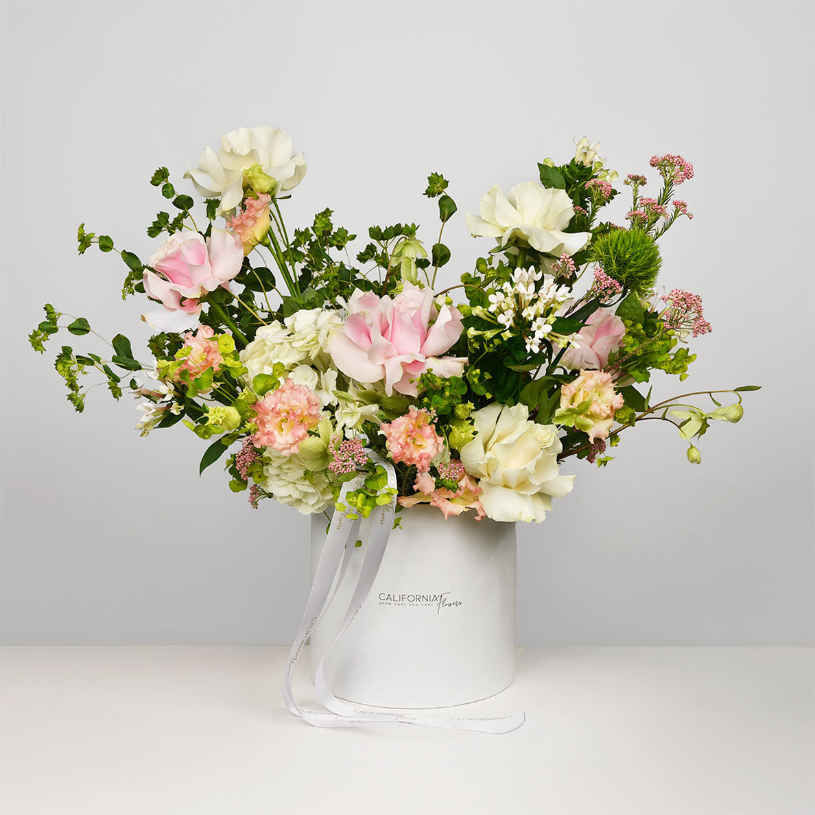 Flori de Paste - California Flowers, Aranjament floral in cutie cu trandafiri speciali, lisianthus si bouvardia, californiaflowers.mom