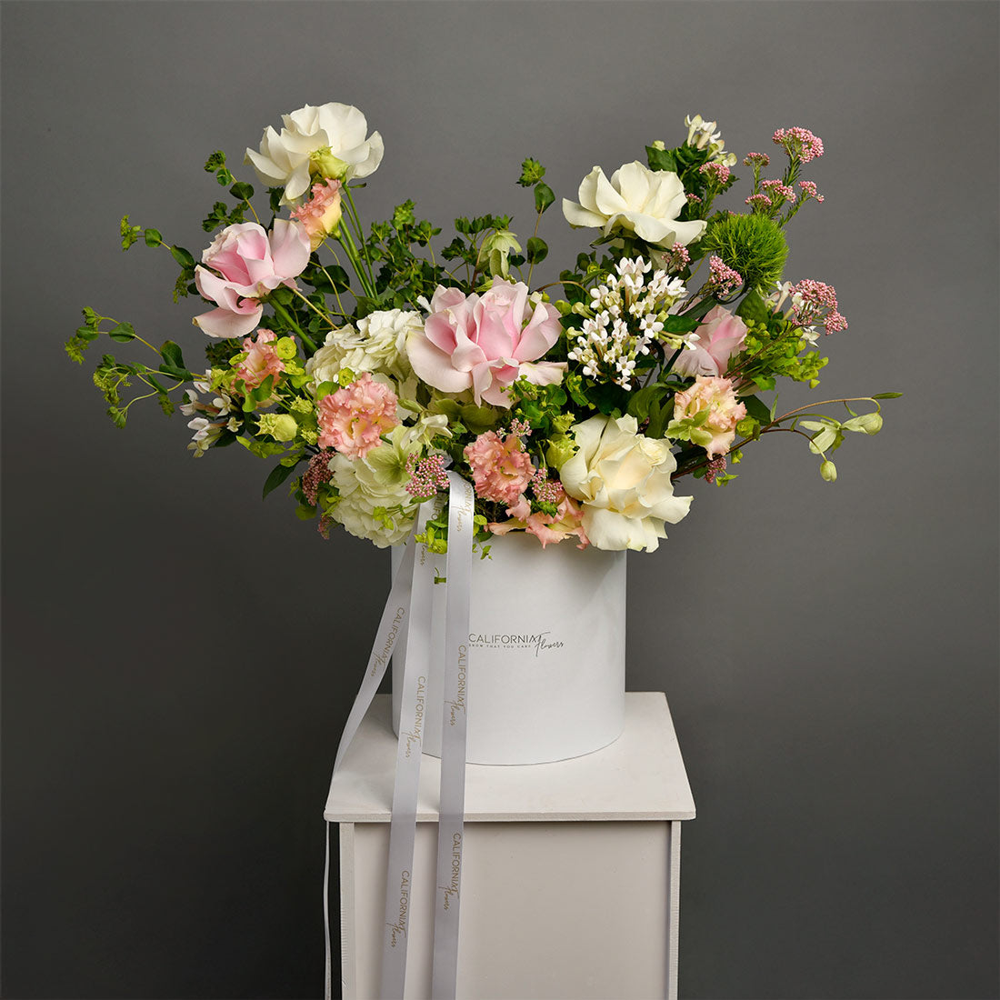 Aranjament floral in cutie cu trandafiri speciali, lisianthus si bouvardia, 3, californiaflowers.mom