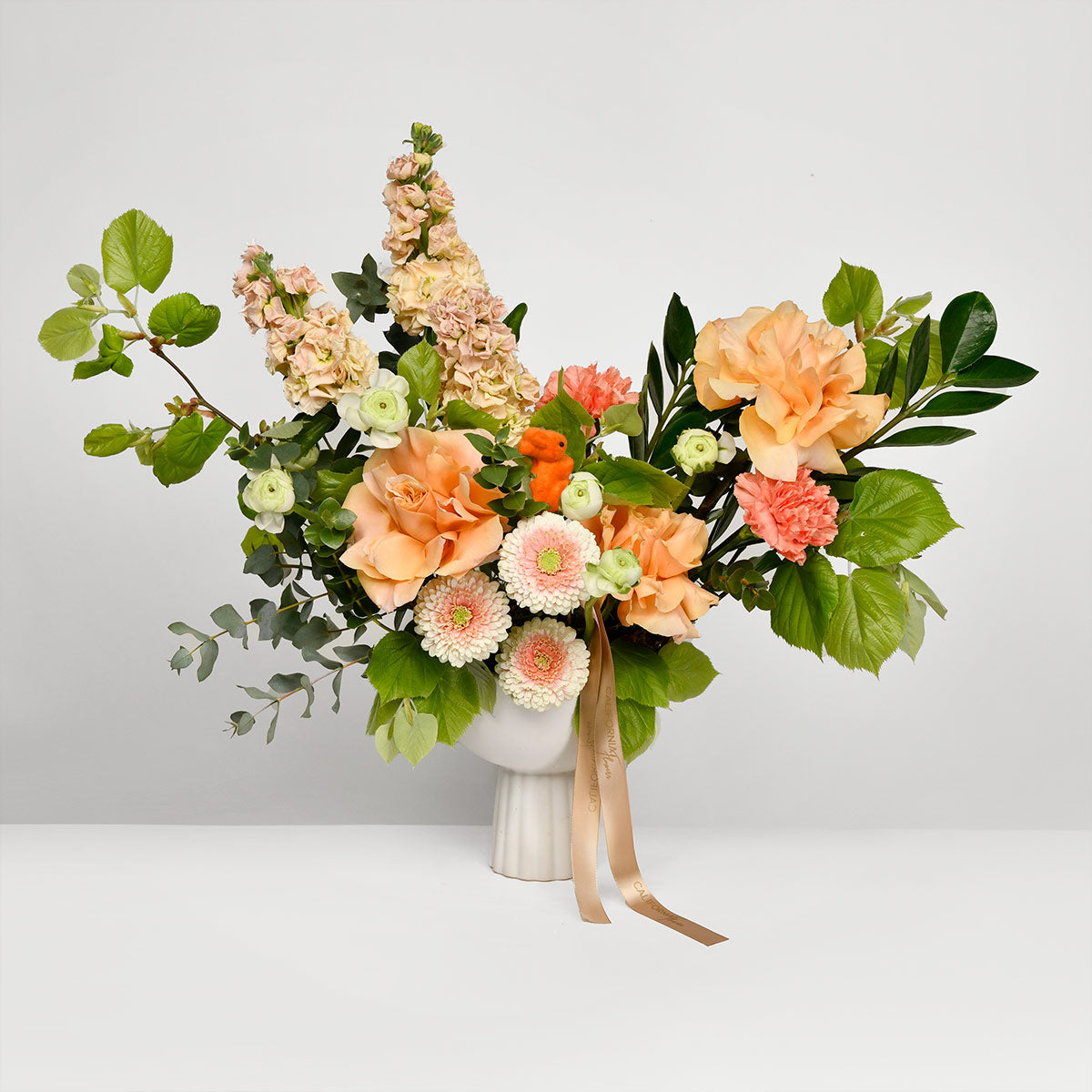 Flori de Paste - California Flowers, Aranjament floral in vas ceramic cu gerbera, ranunculus si trandafiri, californiaflowers.mom
