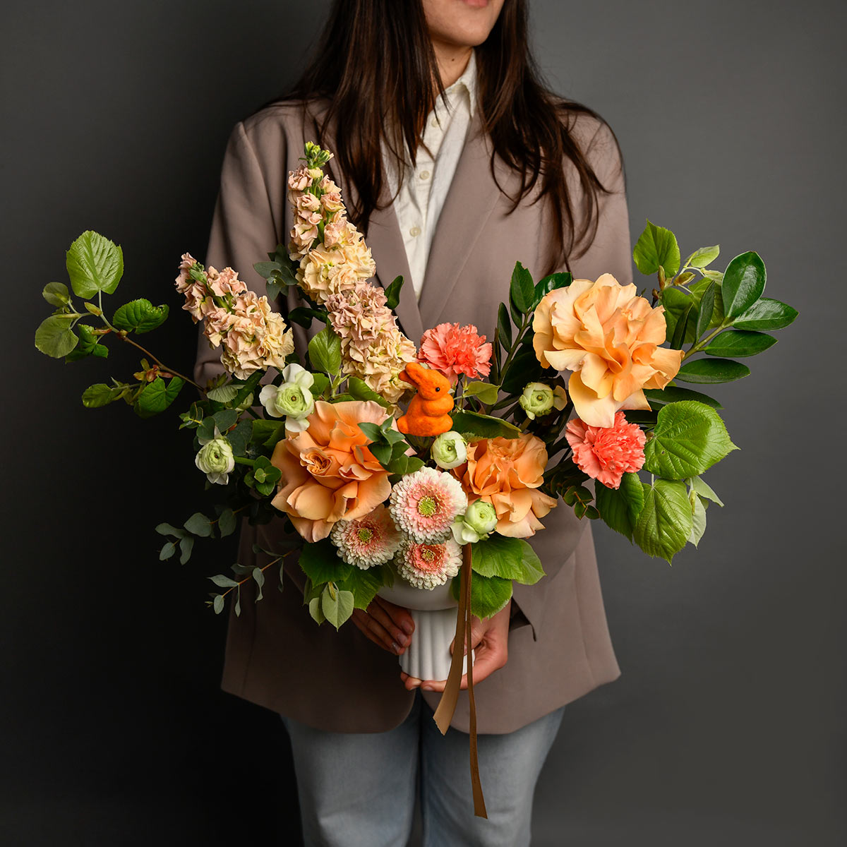 Flori de Paste - California Flowers, Aranjament floral in vas ceramic cu gerbera, ranunculus si trandafiri, californiaflowers.mom