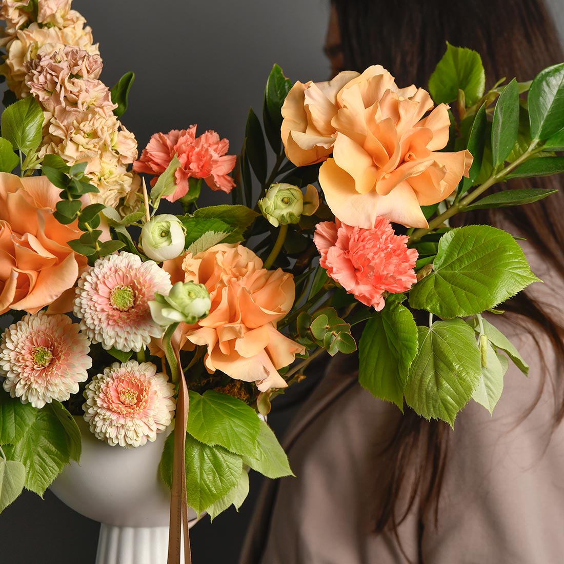 Aranjament floral in vas ceramic cu gerbera, ranunculus si trandafiri, 4, californiaflowers.mom