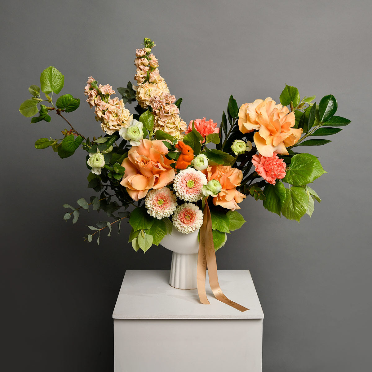Aranjament floral in vas ceramic cu gerbera, ranunculus si trandafiri, 5, californiaflowers.mom