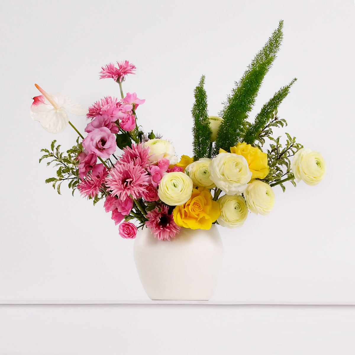 FLORI DE SF. GHEORGHE, Aranjament floral in vas ceramic cu trandafiri, ranunculus, gerbera si anthurium, californiaflowers.mom