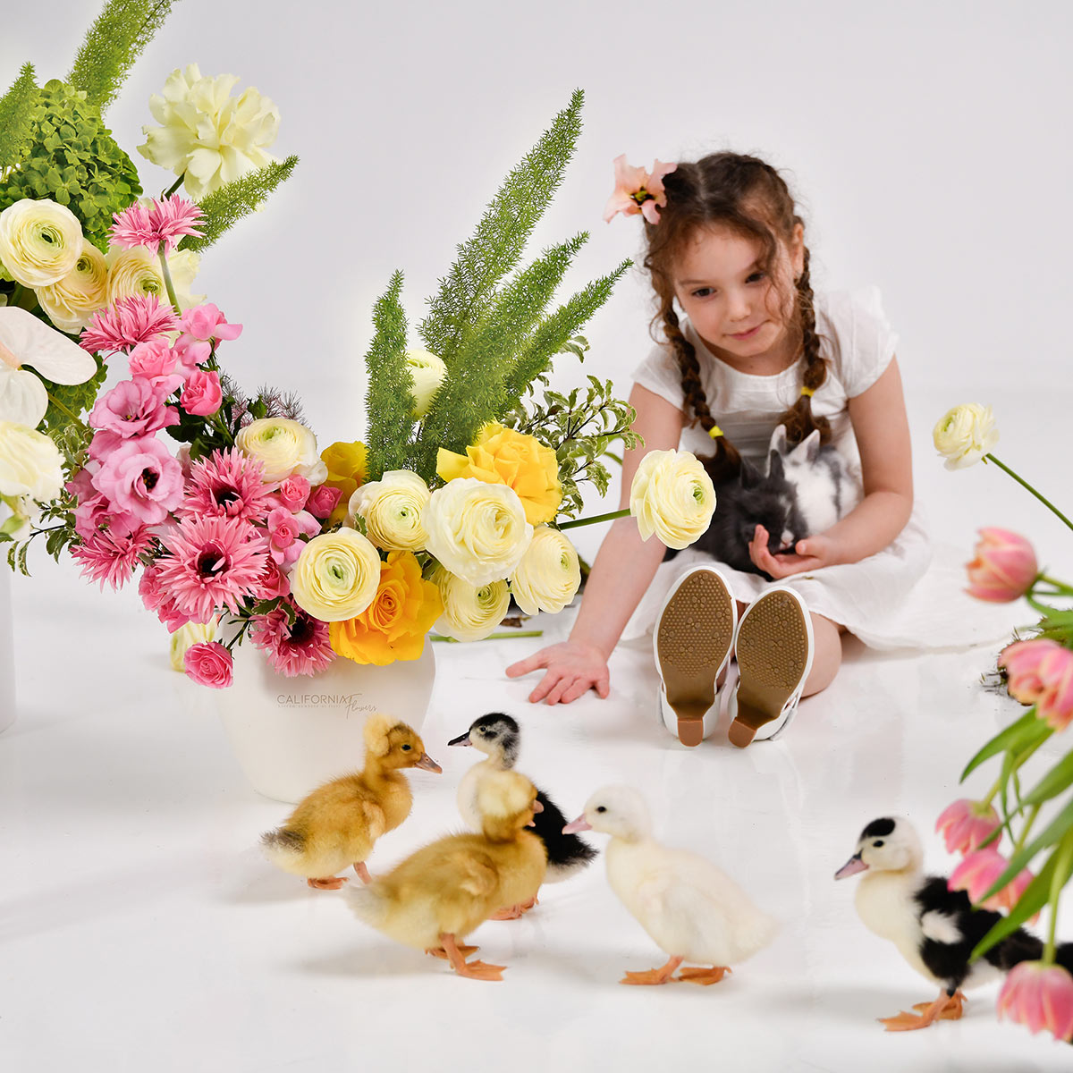 FLORI DE SF. GHEORGHE, Aranjament floral in vas ceramic cu trandafiri, ranunculus, gerbera si anthurium, californiaflowers.mom