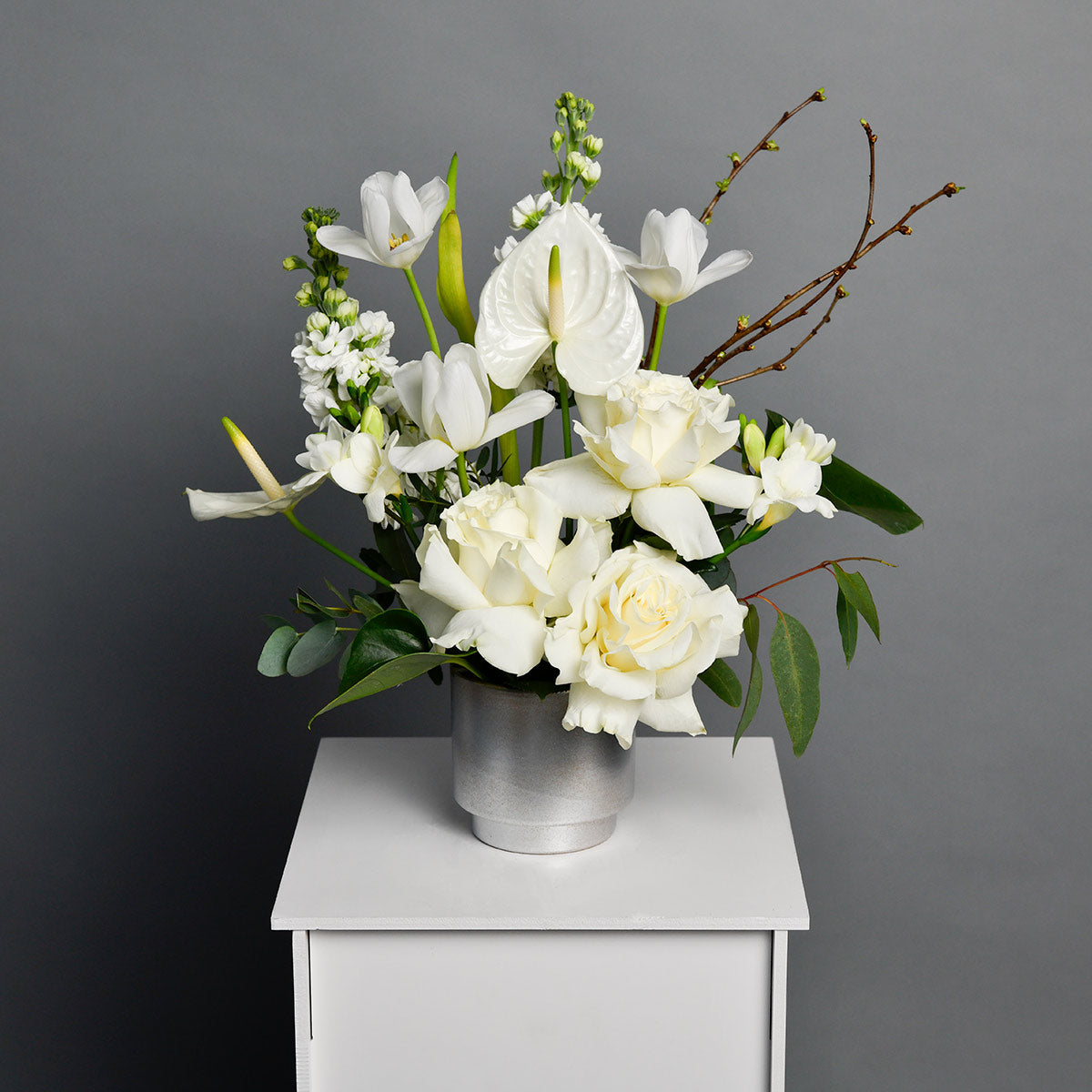 Cutii cu flori - California Flowers, Aranjament floral in vas ceramic cu trandafiri speciali, lalele si anthurium alb, californiaflowers.mom