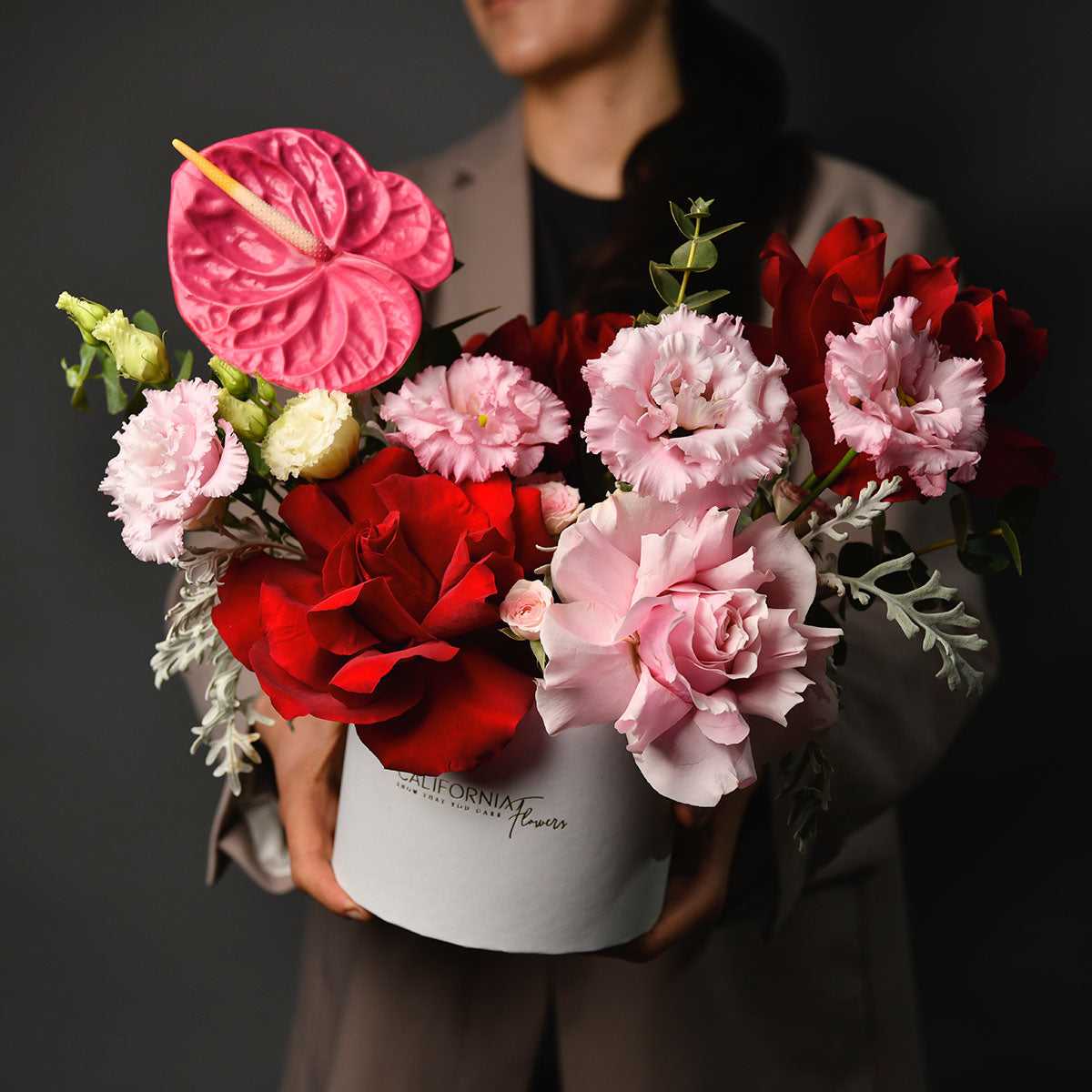 Cadouri Bucuresti si Brasov cu livrare la domiciliu - California Flowers, Aranjament in cutie cu trandafiri speciali, anthurium si lisianthus roz, californiaflowers.mom