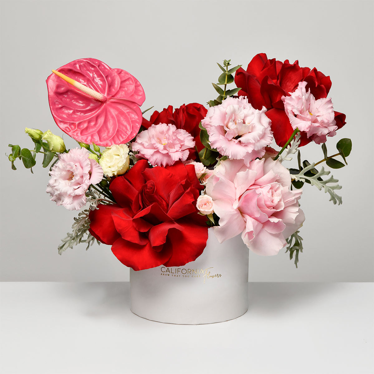 Cadouri Bucuresti si Brasov cu livrare la domiciliu - California Flowers, Aranjament in cutie cu trandafiri speciali, anthurium si lisianthus roz, californiaflowers.mom
