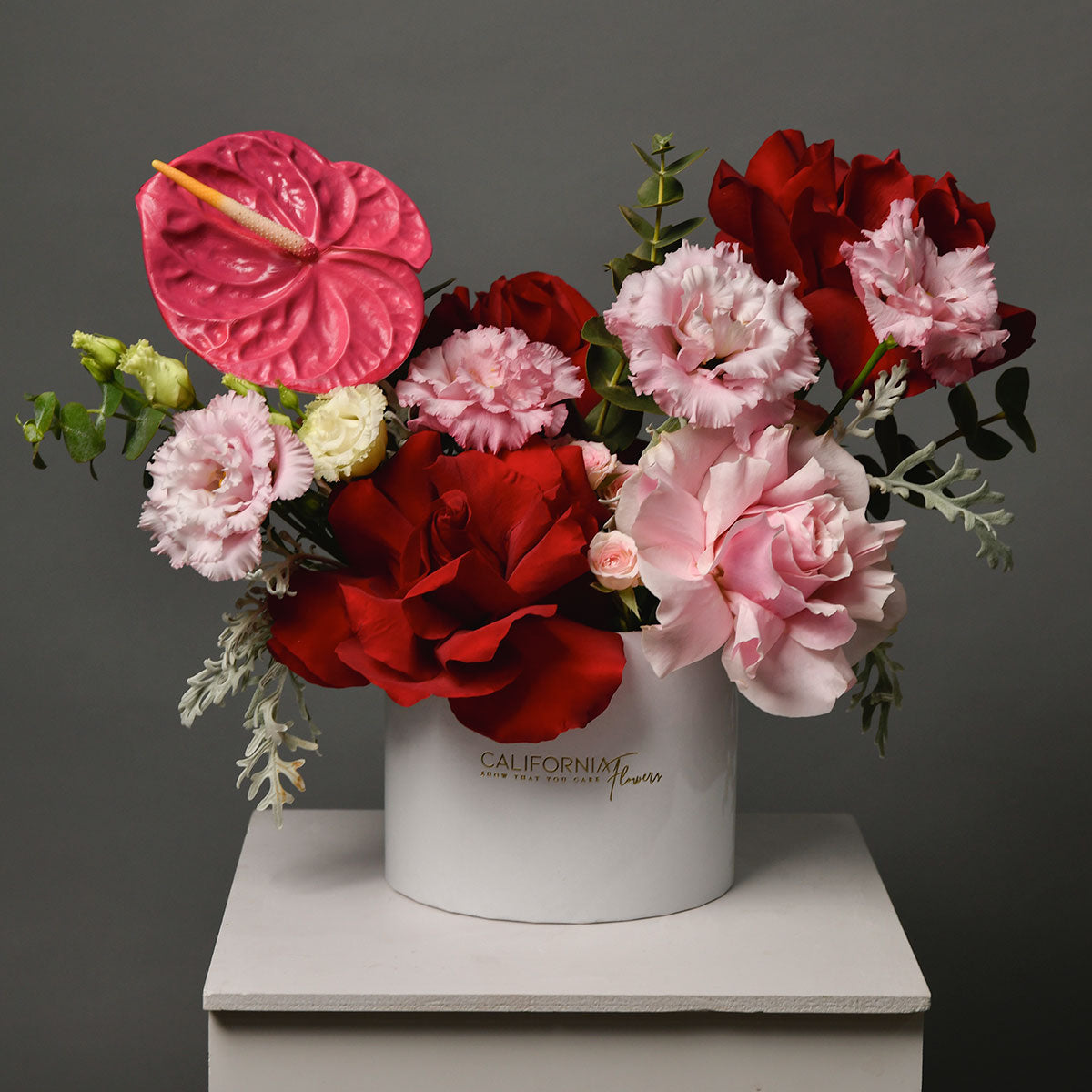 Aranjament in cutie cu trandafiri speciali, anthurium si lisianthus roz, 3, californiaflowers.mom