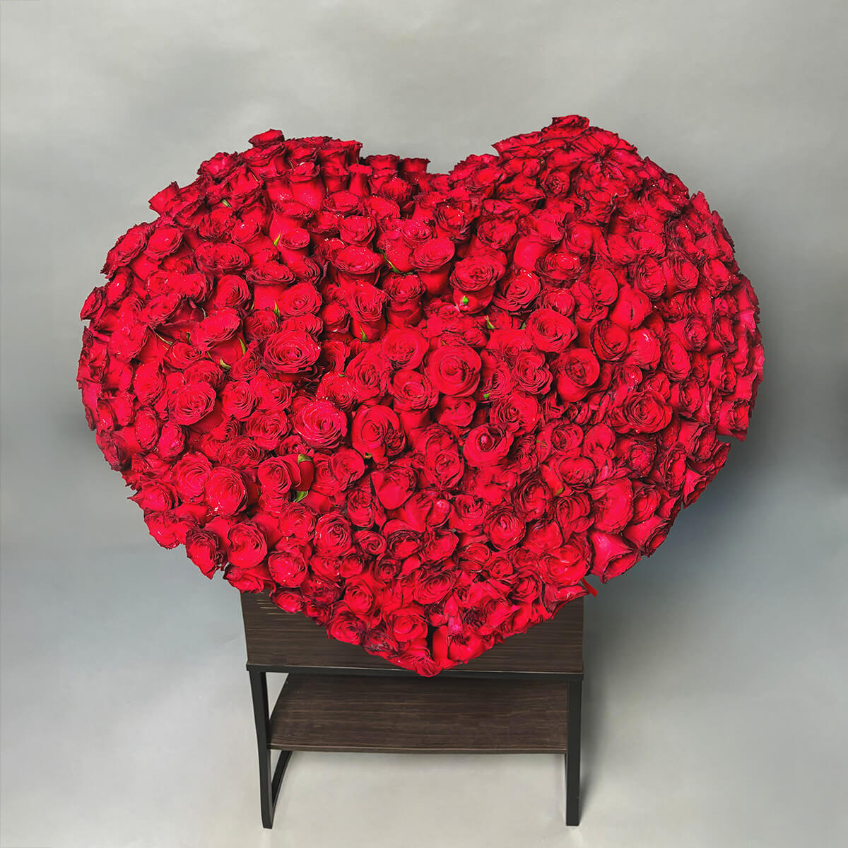 Flori pentru iubita – California Flowers, Aranjament floral inima in cos cu 500 trandafiri rosii, californiaflowers.mom
