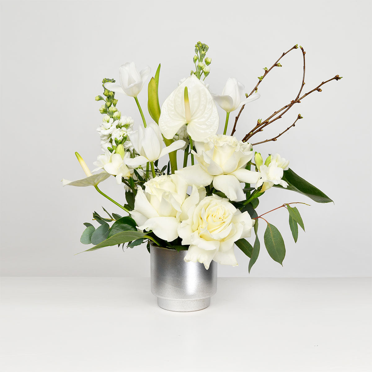 Cutii cu flori - California Flowers, Aranjament floral in vas ceramic cu trandafiri speciali, lalele si anthurium alb, californiaflowers.mom