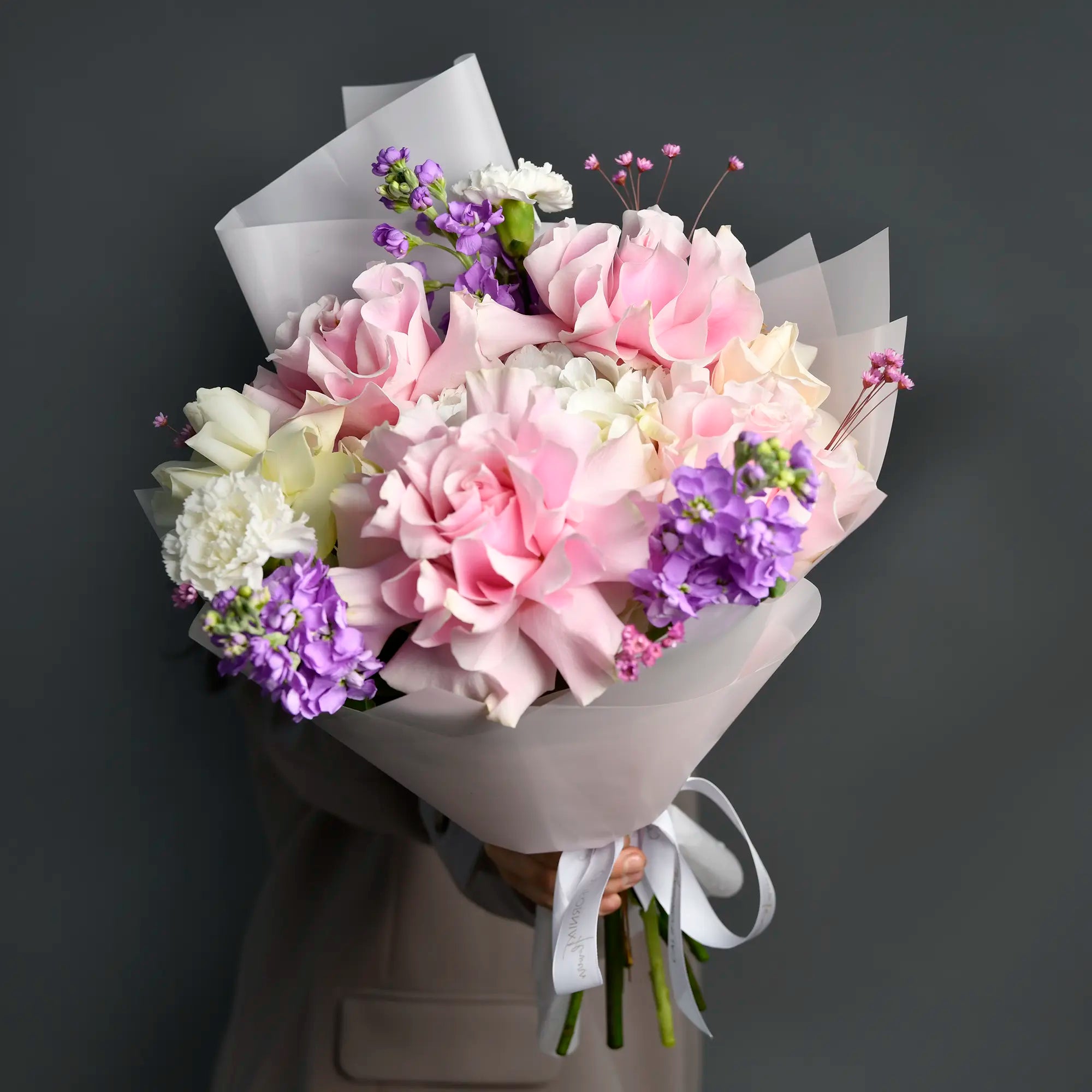 Flori pentru mama - California Flowers, Buchet trandafiri roz, albi si matthiola, californiaflowers.mom