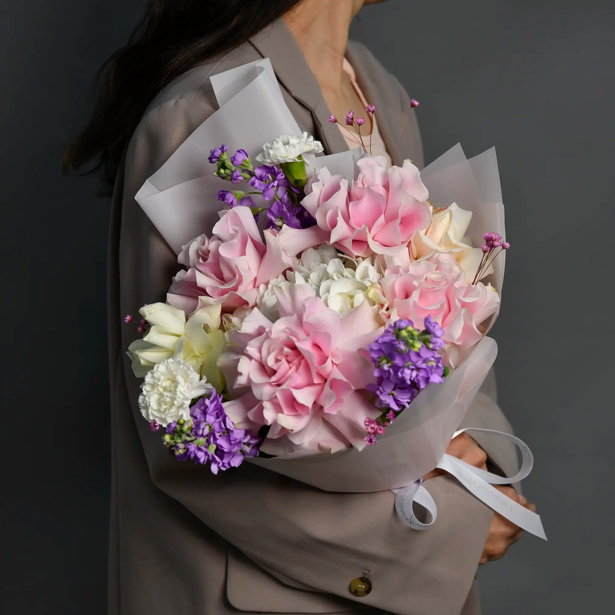 Buchet trandafiri roz, albi si matthiola, 3, californiaflowers.mom