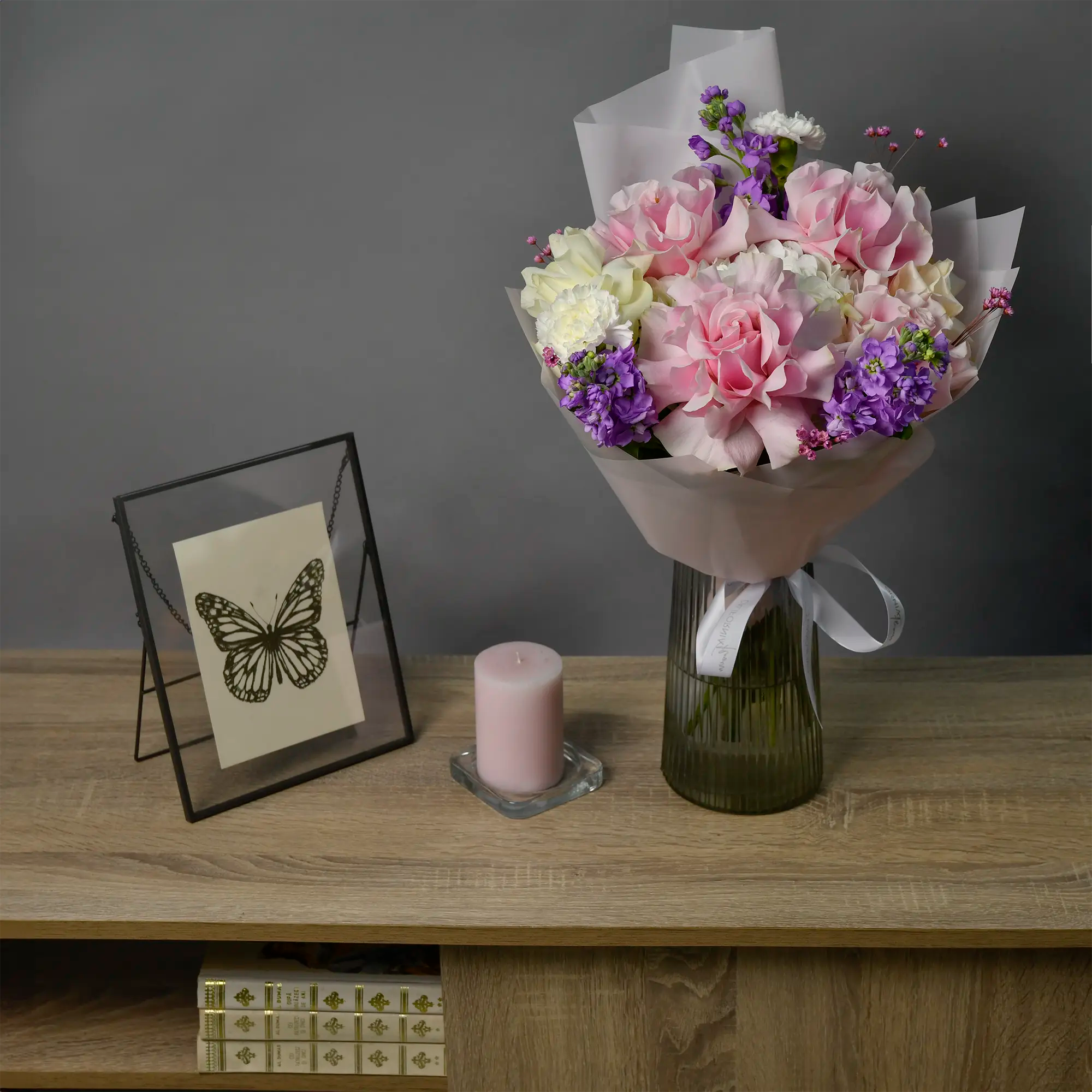 Buchet trandafiri roz, albi si matthiola, 4, californiaflowers.mom