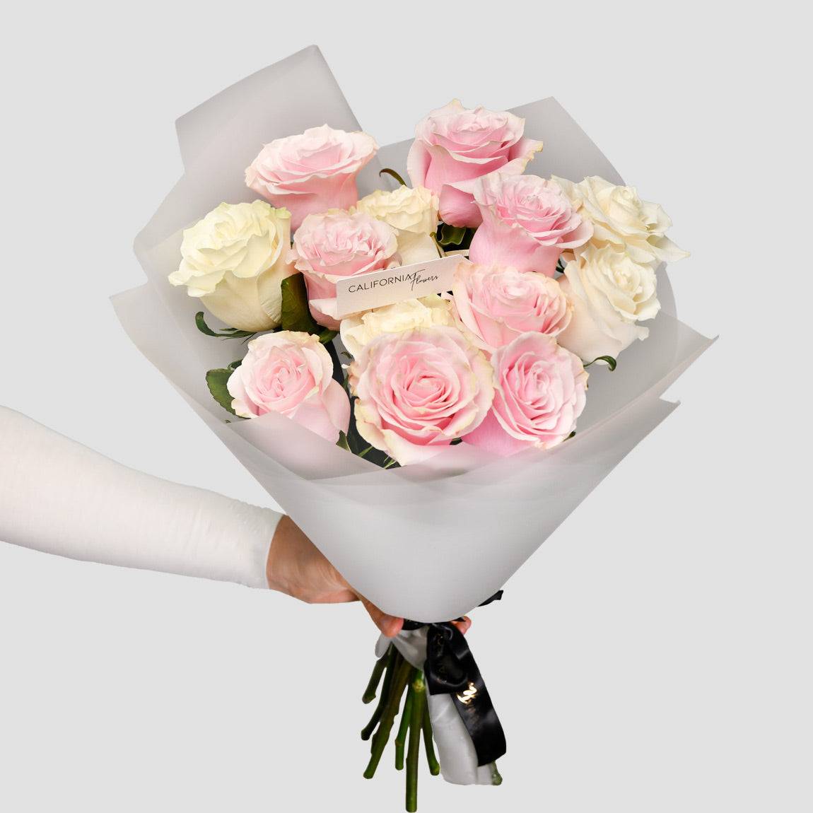 Flori pentru iubita – California Flowers, Buchet 13 trandafiri albi si roz, californiaflowers.mom