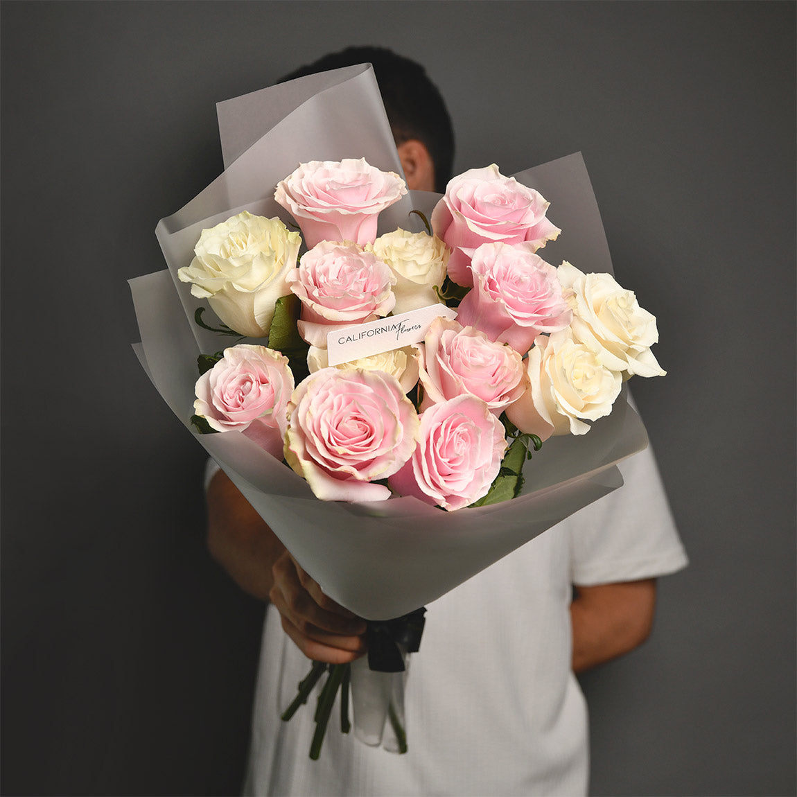 Flori pentru iubita – California Flowers, Buchet 13 trandafiri albi si roz, californiaflowers.mom