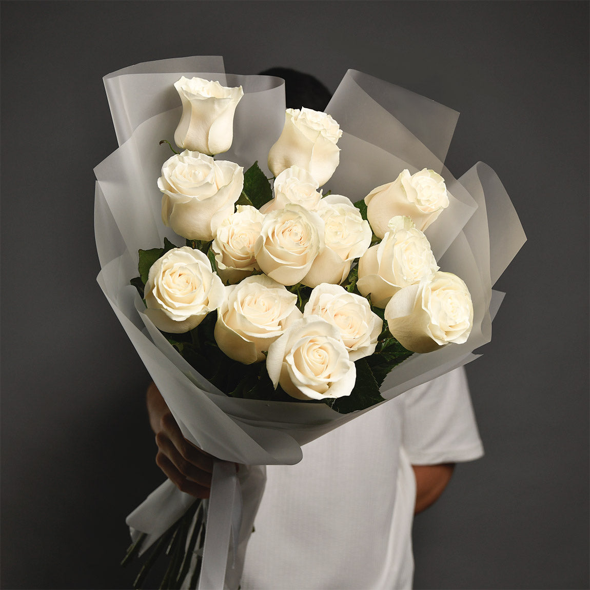 Flori pentru iubita – California Flowers, Buchet 15 trandafiri albi, californiaflowers.mom
