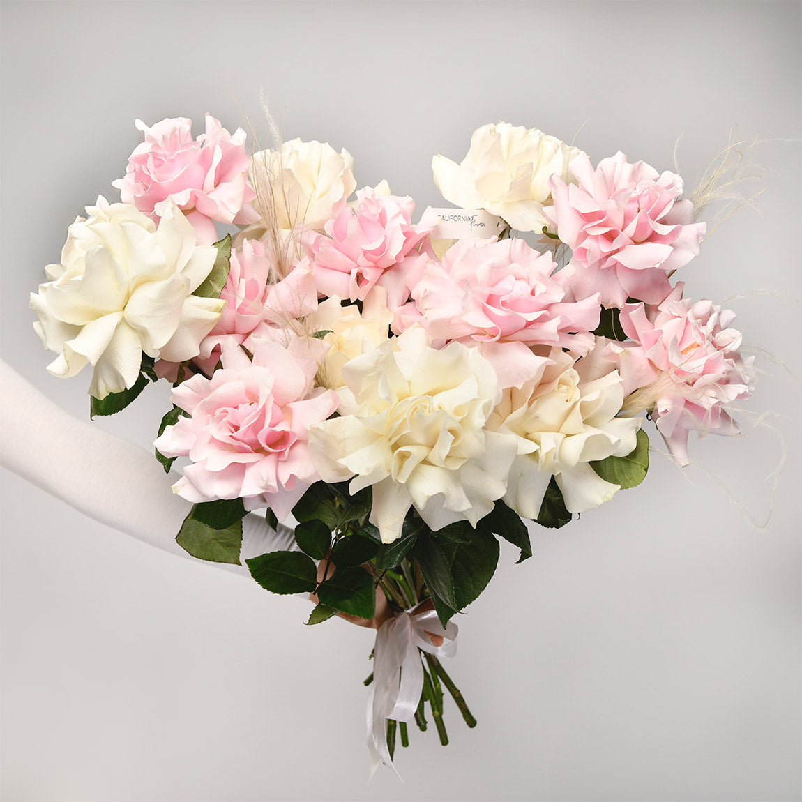 Flori de Paste - California Flowers, Buchet 15 trandafiri speciali roz si albi, californiaflowers.mom