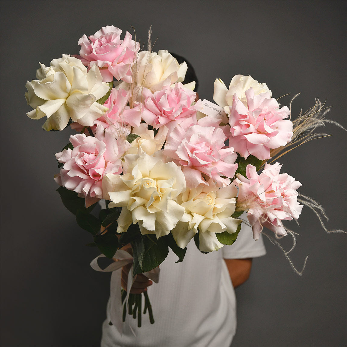 Flori de Paste - California Flowers, Buchet 15 trandafiri speciali roz si albi, californiaflowers.mom