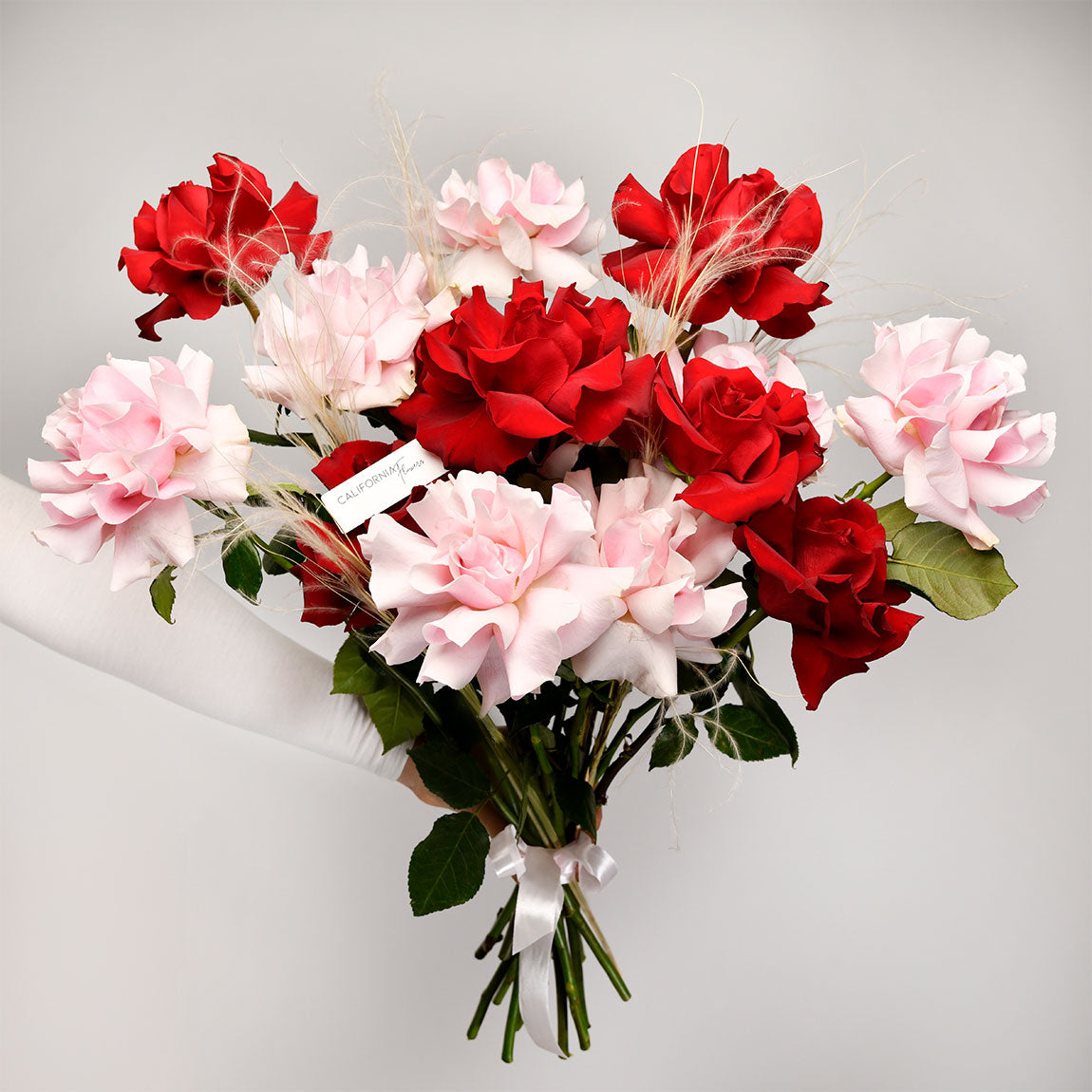Flori pentru zi de nastere - California Flowers, Buchet 15 trandafiri speciali rosii si roz, californiaflowers.mom