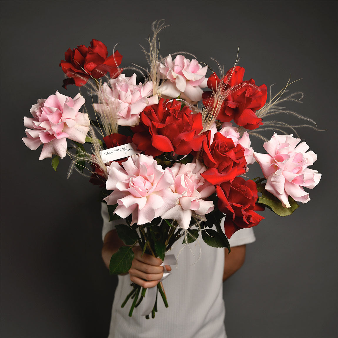 Flori pentru zi de nastere - California Flowers, Buchet 15 trandafiri speciali rosii si roz, californiaflowers.mom