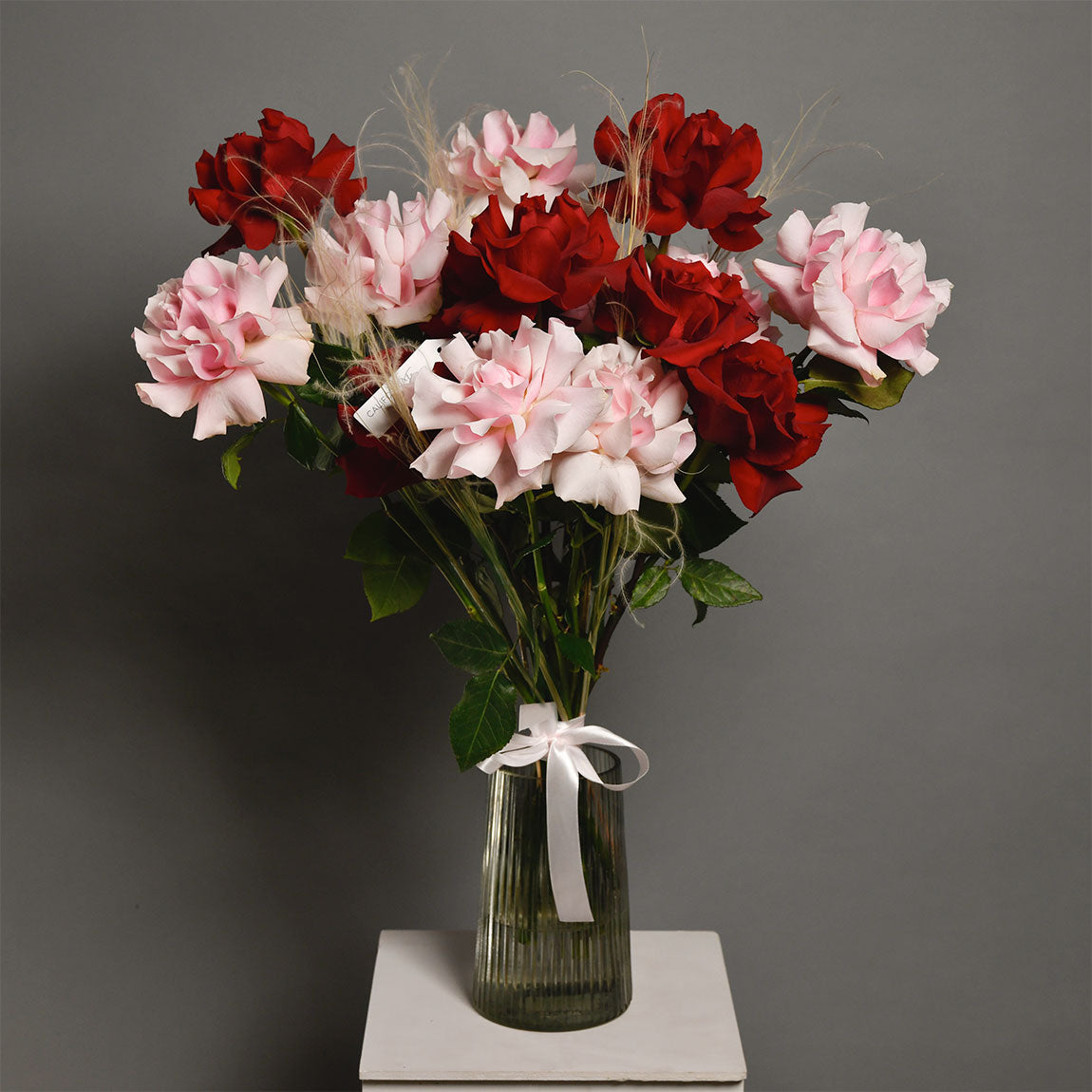 Buchet 15 trandafiri speciali rosii si roz, 3, californiaflowers.mom