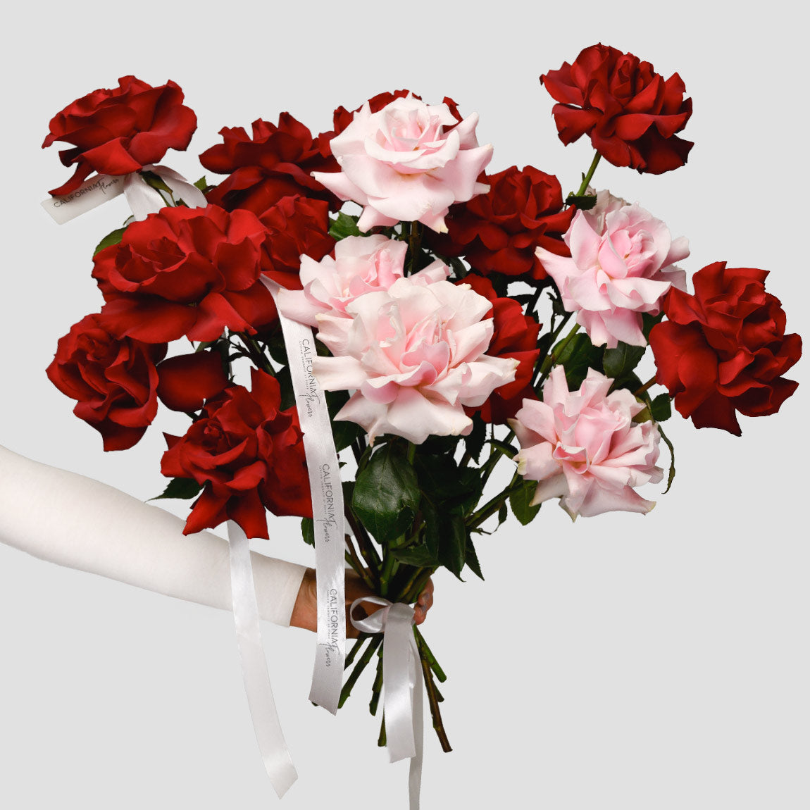 Flori de Paste - California Flowers, Buchet 19 trandafiri speciali rosii si roz, californiaflowers.mom
