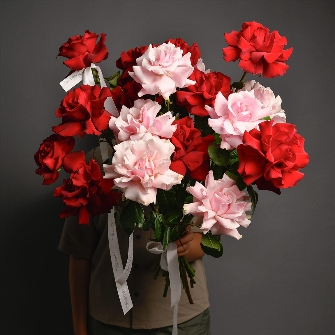 Flori de Paste - California Flowers, Buchet 19 trandafiri speciali rosii si roz, californiaflowers.mom