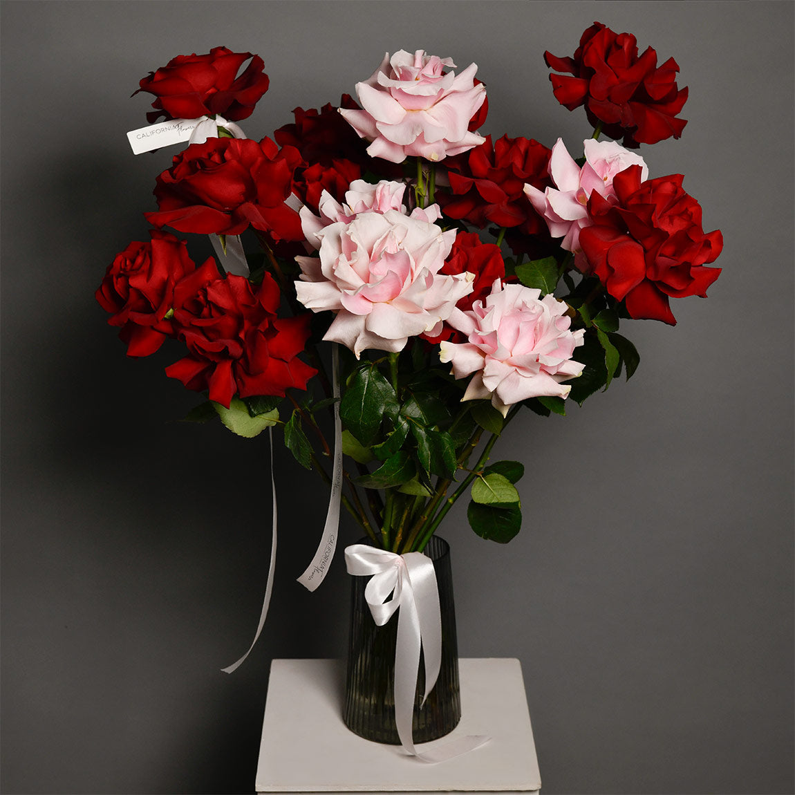 Buchet 19 trandafiri speciali rosii si roz, 3, californiaflowers.mom