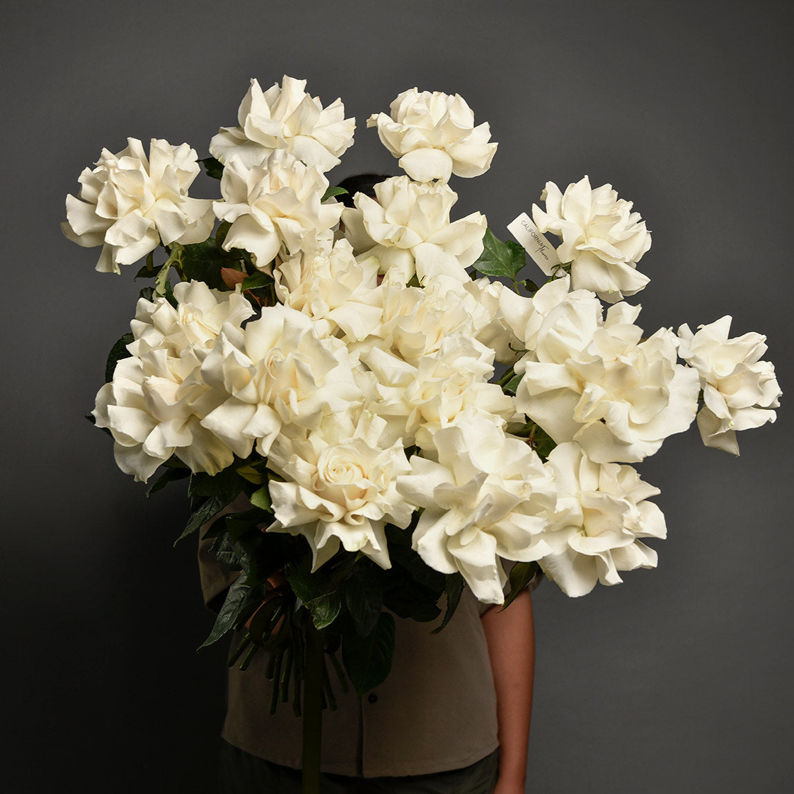 Flori pentru iubita – California Flowers, Buchet 25 trandafiri speciali albi, californiaflowers.mom