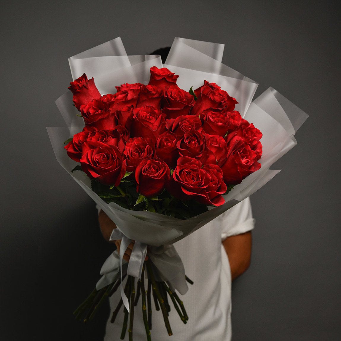 De ce mucegaieste pamantul la flori: cauze, prevenire si solutii efici, Buchet 29 trandafiri rosii, californiaflowers.mom