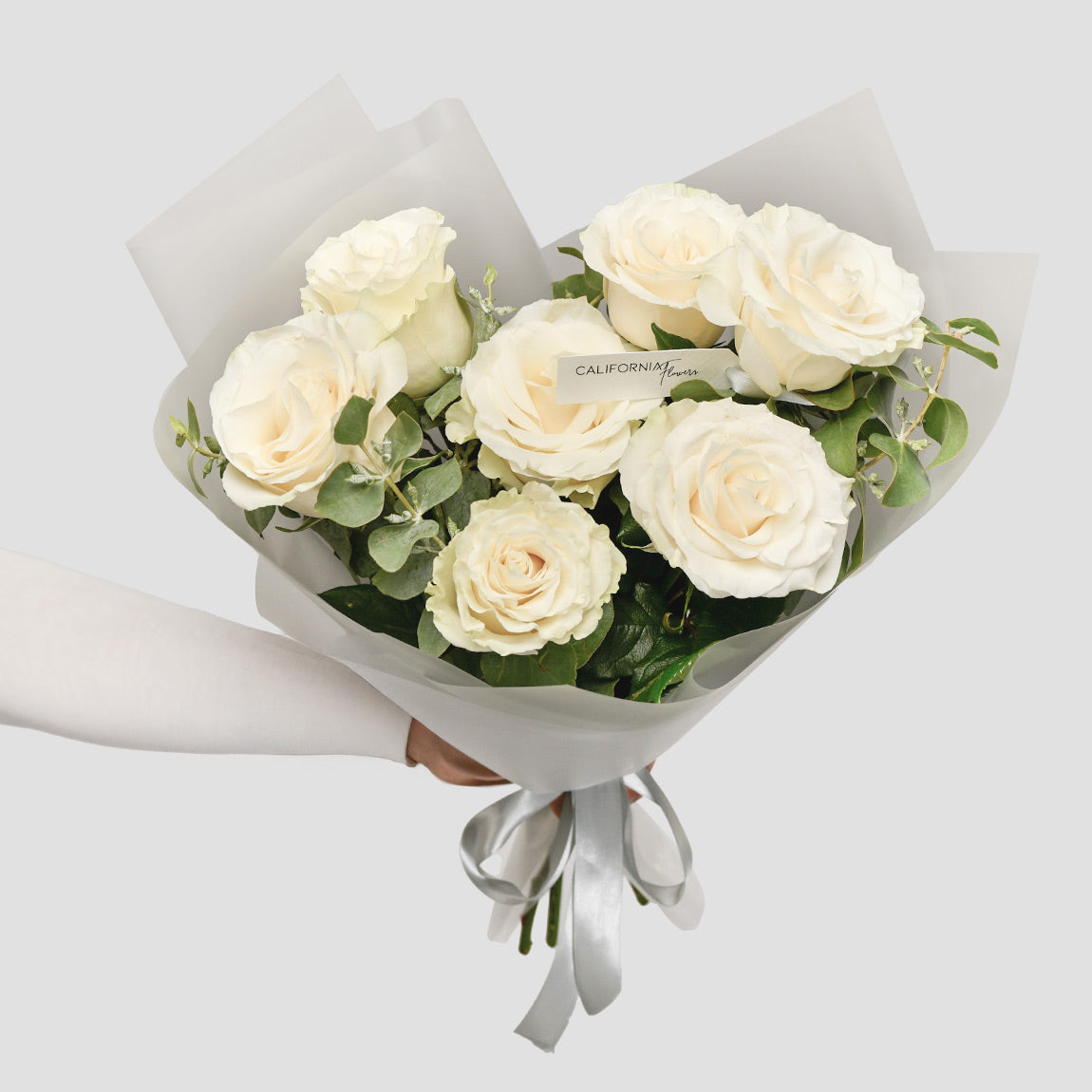 Flori pentru iubita – California Flowers, Buchet 7 trandafiri albi, californiaflowers.mom
