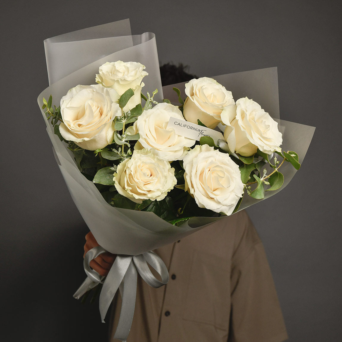 Flori pentru iubita – California Flowers, Buchet 7 trandafiri albi, californiaflowers.mom